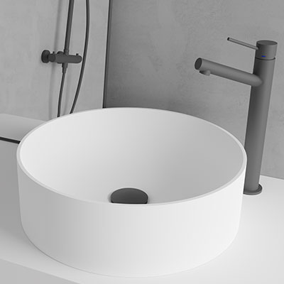 Primy Matt grå blandebatteri til badet og matt grå dusj og vask i solid surface fra Scandtap Bathroom Concepts