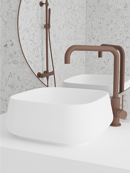 Primy Stainless Steels rostfärgad blandare och rostfärgad dusch med naturkänsla i badrummet och Solid Surface fristående tvättställ från Scandtap