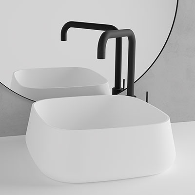 Hvit vask i solid surface fra Scandtap med sort blandebatteri fra Primy Stainless Steel til badet