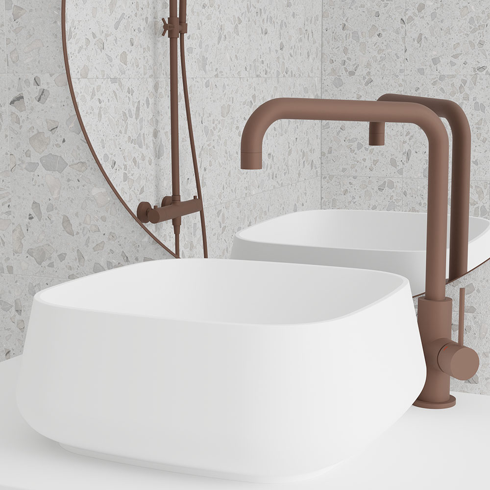 Weißes Waschbecken und mattbraune Armatur Badezimmer mit natürlichem Flair