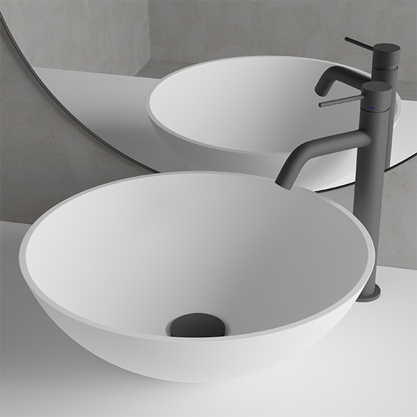 Primy mattgrå badeværelsesinredning med håndvask i solid surface